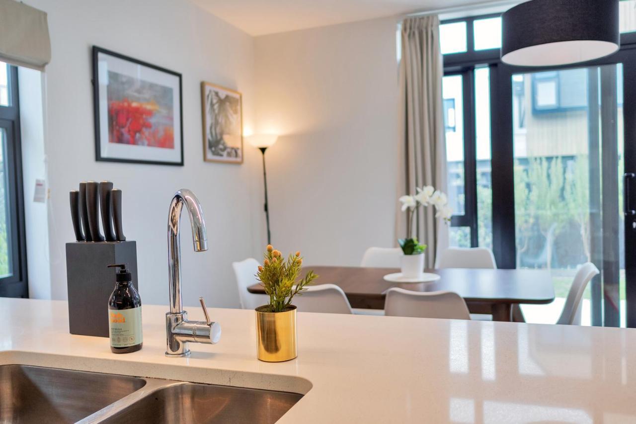 Villa Blissful Breeze Townhouse With Parking And Patio Auckland Exterior foto